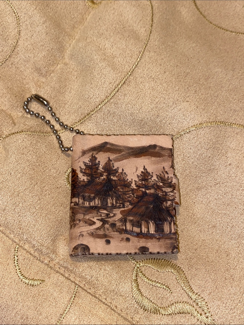 🤎NWOT Vintage Hand-Painted Rustic Woodland Leather Photo Keychain